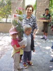 Mi madre, y Yoli al fondo